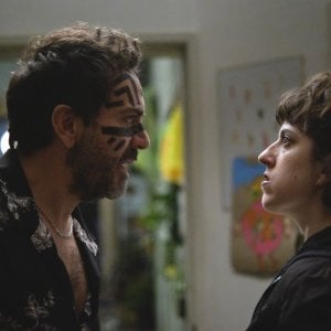 Separati insieme: Flavio Medina e Lucia Uribe in una scena