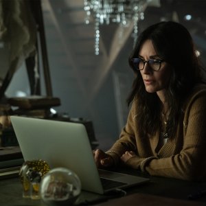 Shining Vale: un'immagine di Courteney Cox in una scena