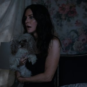 Shining Vale: Courteney Cox in una scena