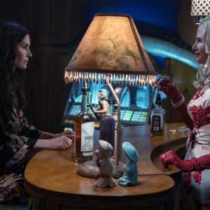 Shining Vale: una scena della serie