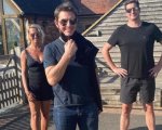 Tom Cruise, atterraggio a sorpresa in elicottero nel giardino di una famiglia inglese: 'È stato surreale'