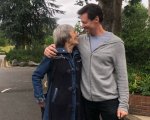 Hugh Jackman: l'abbraccio con sua madre dopo un doloroso passato (FOTO)