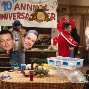 Kevin Can F**k Himself: una foto di scena