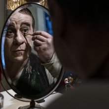 Qui rido io: Toni Servillo al trucco nei panni di Edoardo Scarpetta