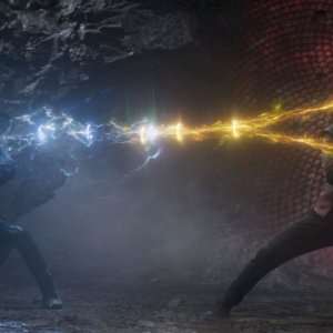 Shang-Chi e la leggenda dei Dieci Anelli: Simu Liu in una scena d'azione del film
