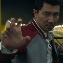 Shang-Chi e la leggenda dei Dieci Anelli: Simu Liu in una sequenza d'azione