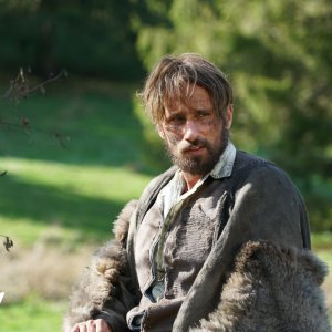 Django: un primo piano di Matthias Schoenaerts nella serie Sky/Canal+