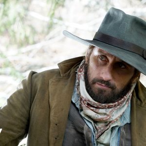 Django: un primo piano di Matthias Schoenaerts nella serie Sky/Canal+
