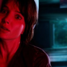 Malignant: Annabelle Wallis in una scena angosciante del film