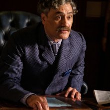 Il visionario mondo di Louis Wain: Taika Waititi in una scena