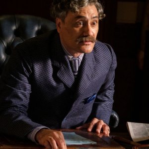 Il visionario mondo di Louis Wain: Taika Waititi in una scena