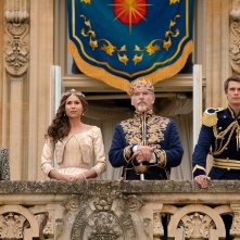 Cenerentola: Tallulah Greive, Minnie Driver, Pierce Brosnan e Nicholas Galitzine in una scena del film