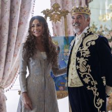 Cenerentola: Pierce Brosnan e Minnie Driver in una scena del film