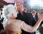 Helen Mirren e  Vin Diesel a Venezia: una romantica danza sotto la pioggia (FOTO)