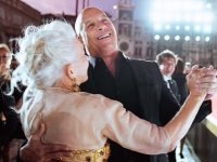 Helen Mirren e  Vin Diesel a Venezia: una romantica danza sotto la pioggia (FOTO)