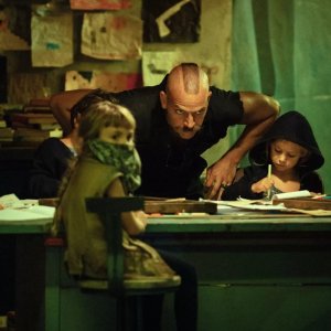 Mondocane: Alessandro Borghi durante una scena del film