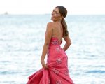 Serena Rossi a Venezia 78: il look della madrina è di Giorgio Armani (FOTO)