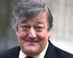 Stephen Fry invita a sostenere i giovani dopo la pandemia: 'Uno su tre si è autolesionato nel 2020'