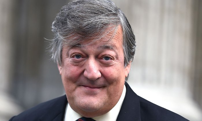 Stephen Fry invita a sostenere i giovani dopo la pandemia: "Uno su tre si è autolesionato nel 2020"