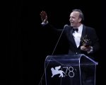Venezia 78, Roberto Benigni dedica il Leone d'Oro a sua moglie: 'Emani luce, amore a prima vista'