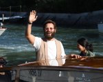 Venezia 78, Alessandro Borghi arriva al Lido, nuovo look per la star di Mondocane (FOTO)