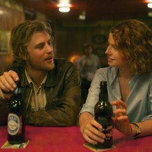 Beast: Johnny Flynn e  Jessie Buckley in una scena del film