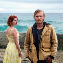 Beast: Johnny Flynn e  Jessie Buckley in una scena