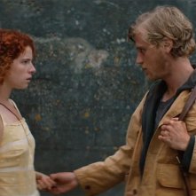 Beast:  Jessie Buckley con Johnny Flynn in una scena