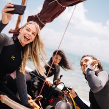 Dive Club - Un tuffo nel mistero: le protagoniste in barca in una scena della serie