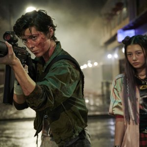 Kate: Mary Elizabeth Winstead e Miku Martineau in una scena del film