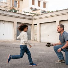 La ragazza di Stillwater: Matt Damon e Lilou Siauvaud in una scena del film
