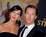 Venezia 78: Benedict Cumberbatch e il tenero bacio con la moglie Sophie Hunter sul red carpet (VIDEO)