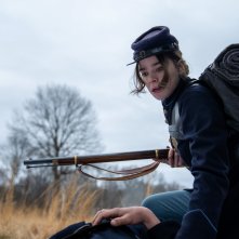 Dickinson: Hailee Steinfeld in una scena della terza stagione