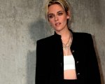 Venezia 78: Kristen Stewart spiazza con un look audace per la prima di Spencer (FOTO)