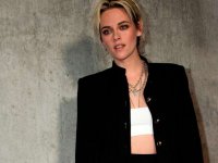 Venezia 78: Kristen Stewart spiazza con un look audace per la prima di Spencer (FOTO)