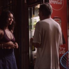 Sundown: Iazua Larios e Tim Roth in una scena