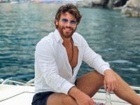 Festival di Venezia: Can Yaman sul red carpet, fan in delirio e pioggia di foto per foto l'attore