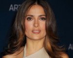 Angelina Jolie e Salma Hayek con la faccia nella torta: il video da non perdere