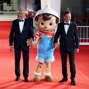 Pinocchio and friends: Iginio Straffi sul red carpet di Venezia 2021 con Pinocchio e Alberto Barbera