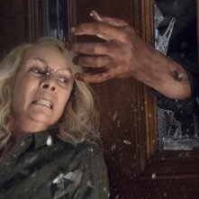 Halloween Kills: Jamie Lee Curtis in una scena d'azione