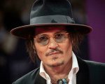 Johnny Depp imita la voce di Jack Sparrow per un giovane fan sul red carpet, il video è adorabile