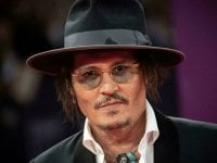 Johnny Depp imita la voce di Jack Sparrow per un giovane fan sul red carpet, il video è adorabile