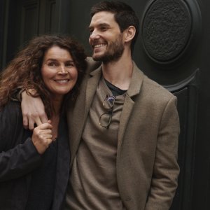 Gold Digger: Julia Ormond e Ben Barnes sorridenti in una scena