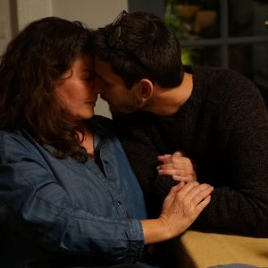 Gold Digger: Julia Ormond e Ben Barnes in una scena