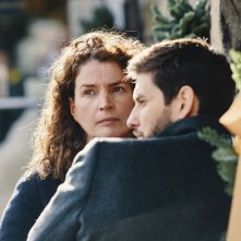 Gold Digger: Julia Ormond e Ben Barnes in un'immagine della serie