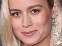 Brie Larson: lo strano outfit da escursionismo di Captain Marvel è virale (FOTO)