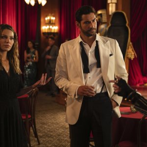 Lucifer 6: Tom Ellis, Lauren German in una scena