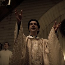 Midnight Mass: Hamish Linklater in una scena della serie