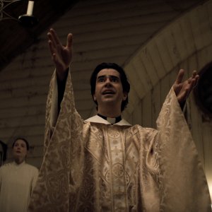 Midnight Mass: Hamish Linklater in una scena della serie