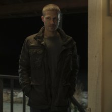 Midnight Mass: Zach Gilford in una scena